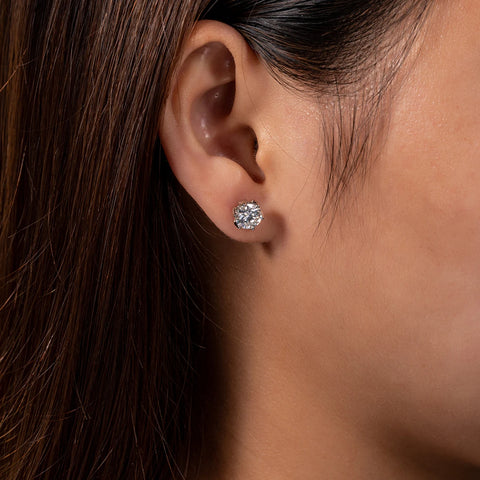 925 Sterling Silver Earring adorned with diamond/moissanite